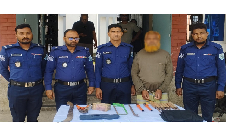 A member of inter-district robber gang held in Dinajpur with cash & weapons