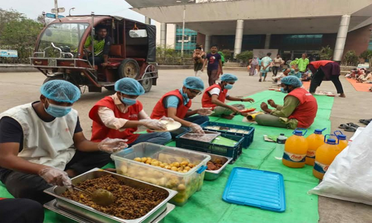 Bidyanondo Foundation distributes iftar among underprivileged people