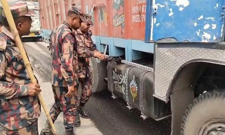 Strict surveillance at Sonamasjid Land Port to prevent oil smuggling