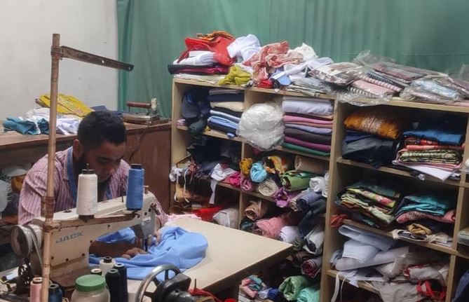 Tailor shops in Barishal see surge in work ahead of Eid