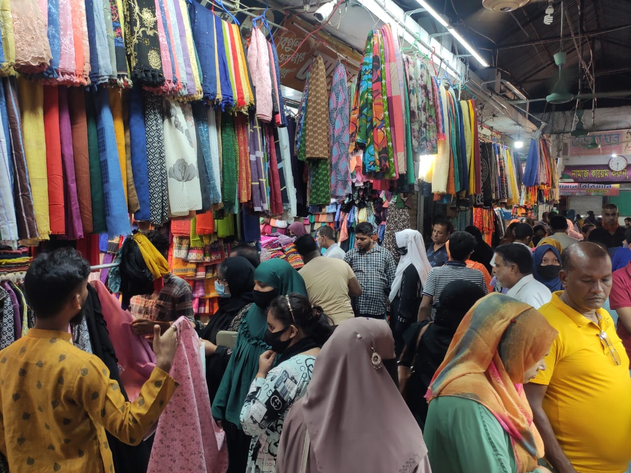 Shoppers flock to markets as Eid approaching 