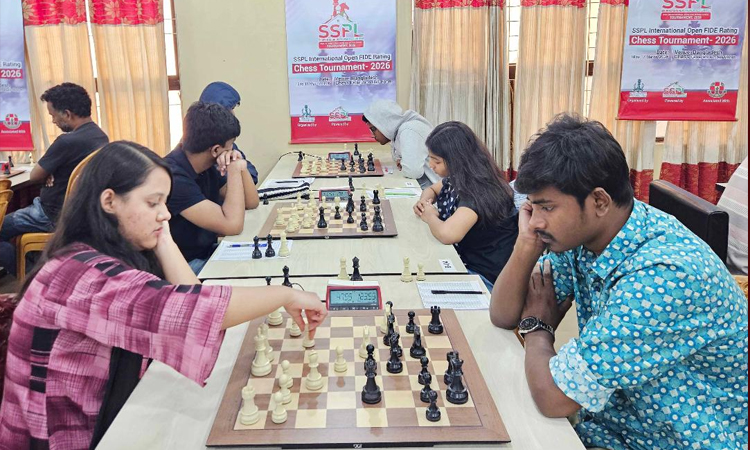 Twenty six players share lead 