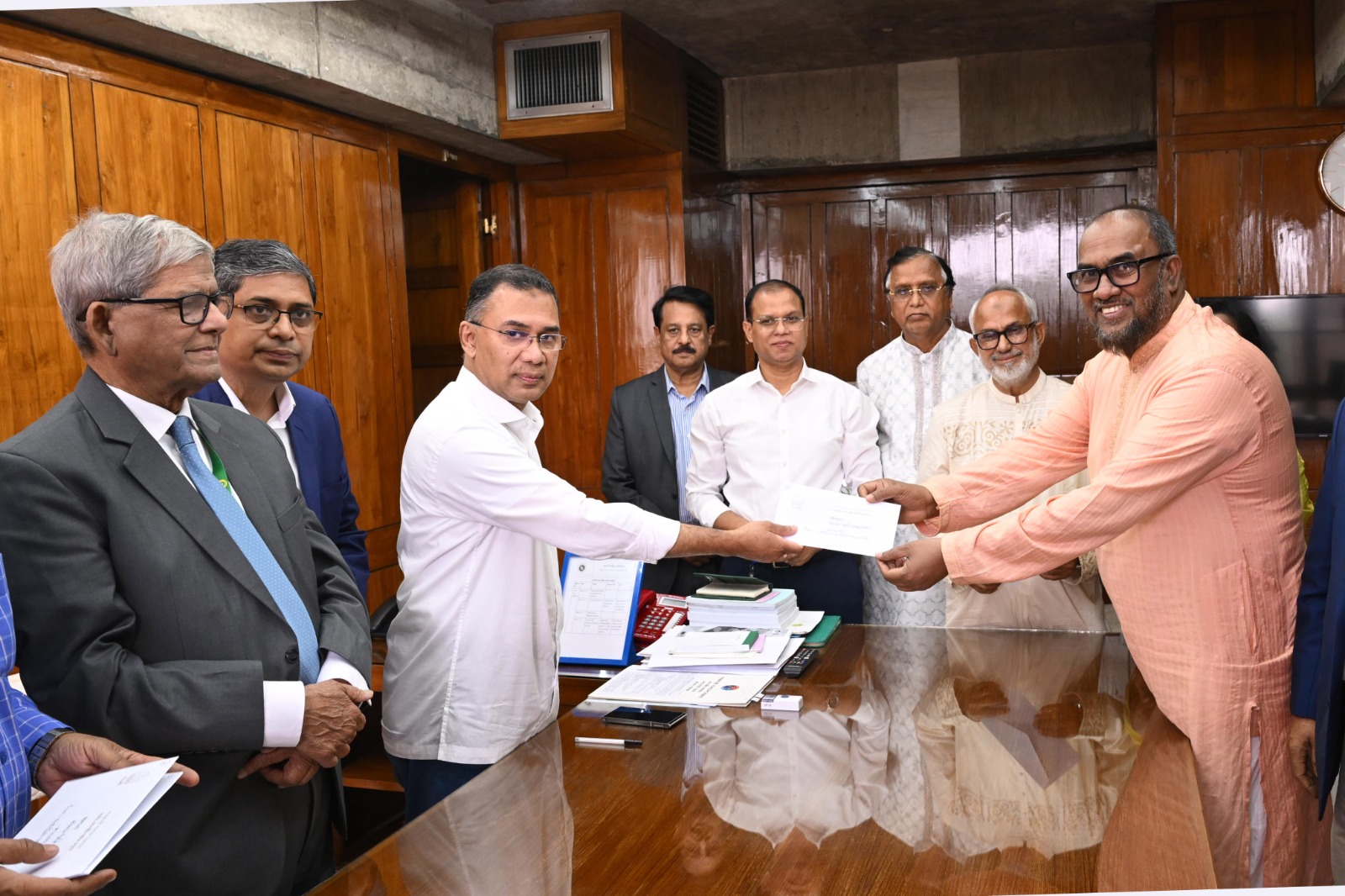 PM gives Tk 5,000 to each cleaner of city corporations as Eid gift 