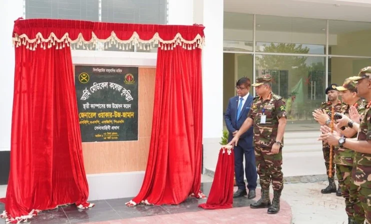 Army chief visits Savar, Cumilla cantonments 