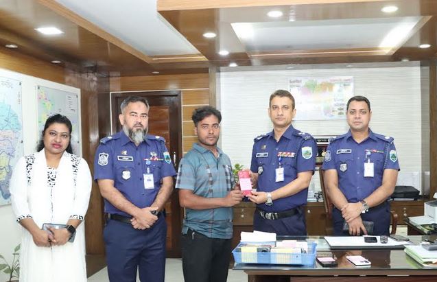 Police handover 41 recovered mobile phones to owners 