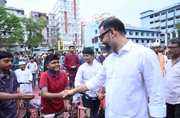 Aminul awards bicycles to 317 children to encourage prayers in mosques