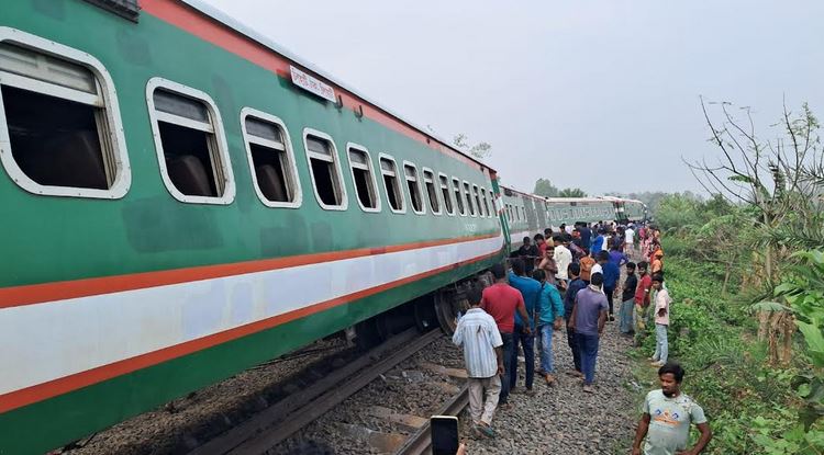 Nine train coaches derail in Santahar, over fifty injured