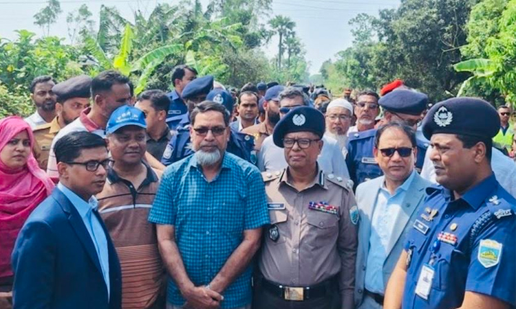 Rajshahi divisional commissioner visits Santahar train accident site