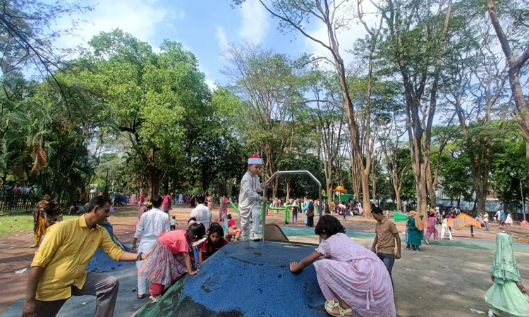 Entertainment venues in capital draw huge Eid holiday crowds