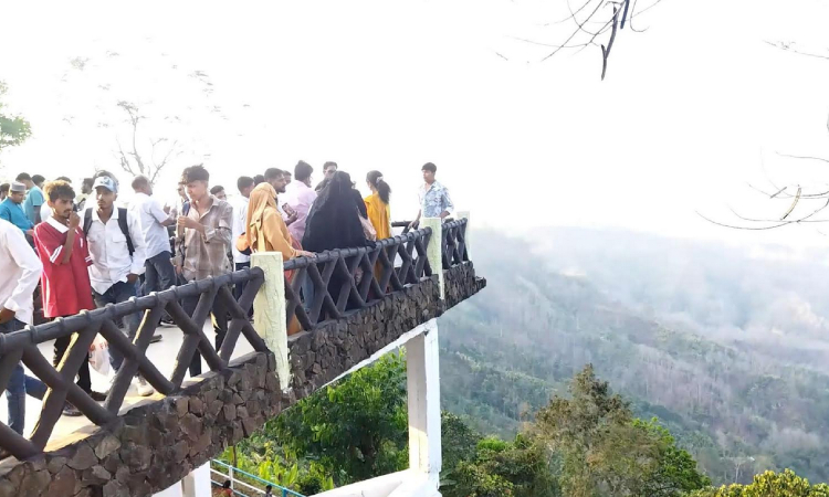 Clouds and hills draw thousands of tourists in holiday rush in Bandarban