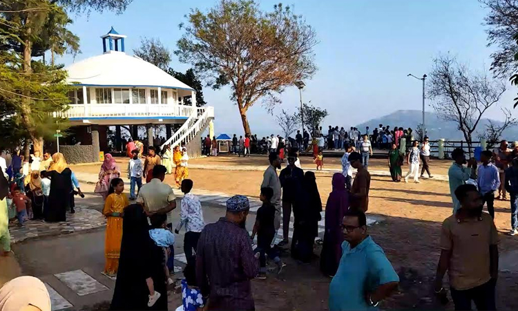 Thousands flock to Bandarban to enjoy hills, clouds during Eid holidays