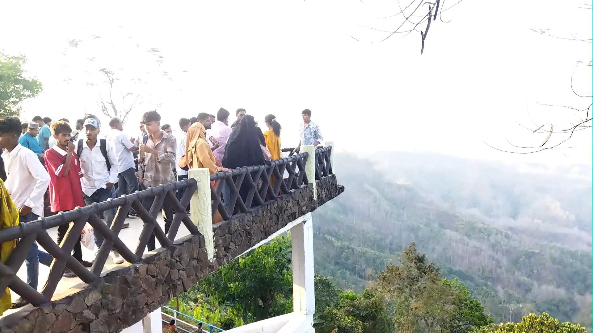 Eid rush transforms Bandarban as tourists pour into cloud-kissed hills