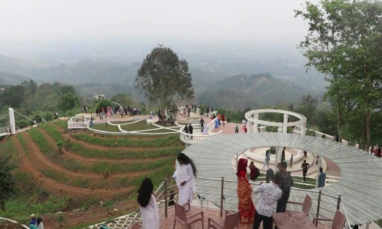 Tourist influx enlivens hill district of Khagrachhari during Eid holidays