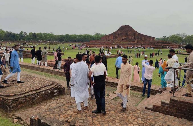 Overflowing crowds at Naogaon’s tourist spots during Eid holidays