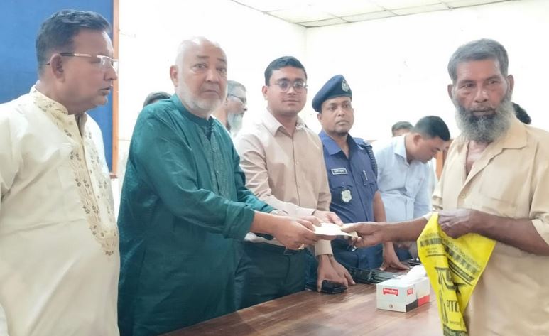 Over 200 patients in Daulatpur upazila get assistance from PM’s relief fund  