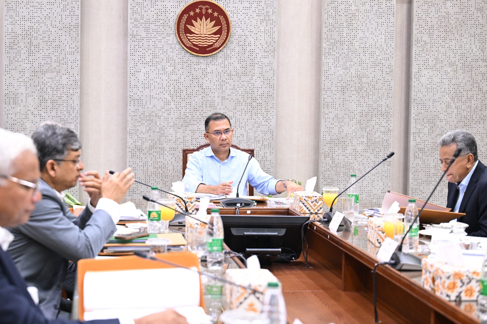 PM chairs cabinet meeting at secretariat