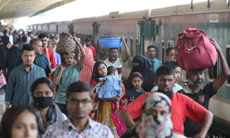 Holiday makers throng transport hubs on return to capital after Eid