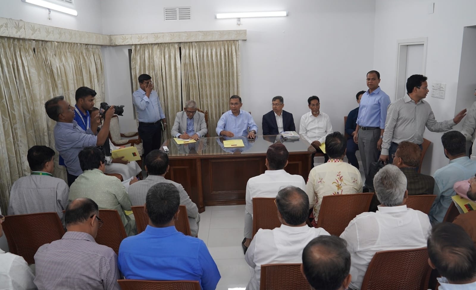 PM exchanges views with party leaders at Nayapaltan office 