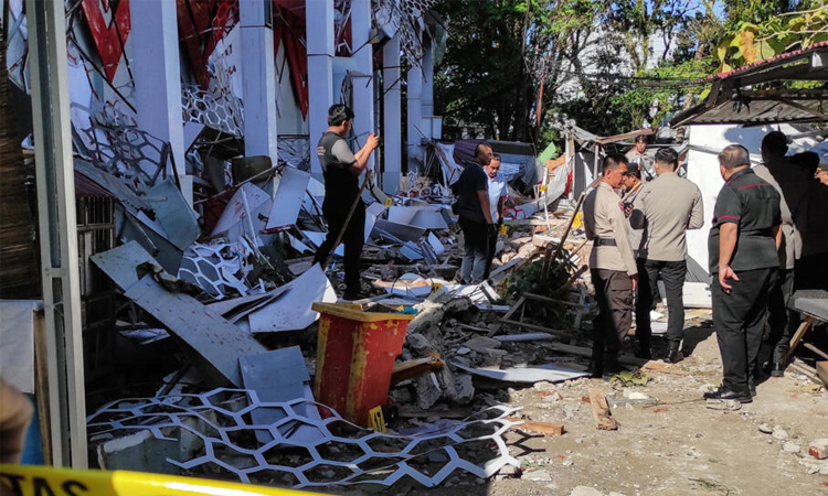 7.4-magnitude quake off Indonesia kills one, tsunami warning lifted