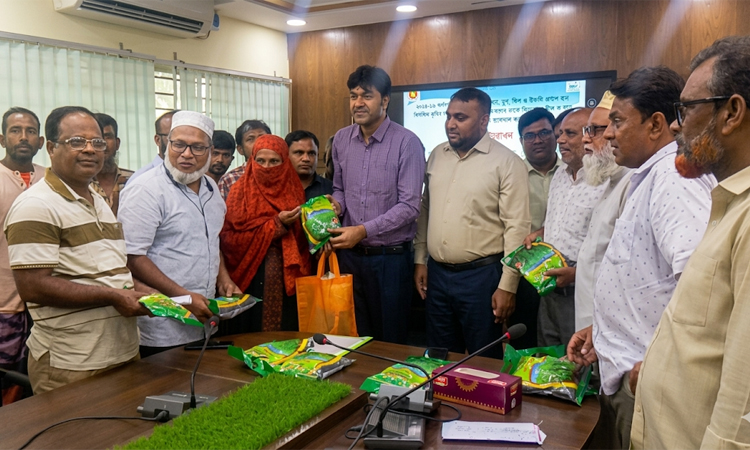 Free seeds, fertilizers distributed among farmers in Naogaon