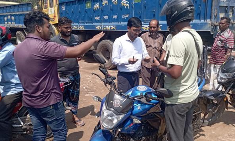Mobile court fines 7 motorcyclists at Godagari petrol pump