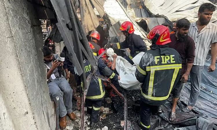 Dhaka district administration provides Tk 15,000 each to Keraniganj fire injured