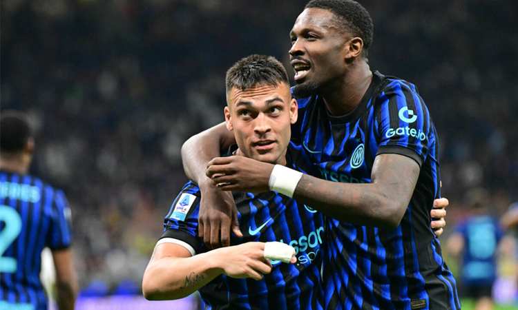 Inter close in on Serie A title by thumping Roma