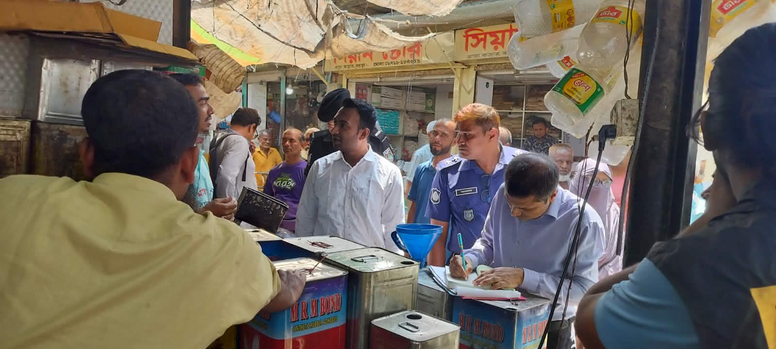 6 establishments fined for irregularities in soybean oil sale in Bogura