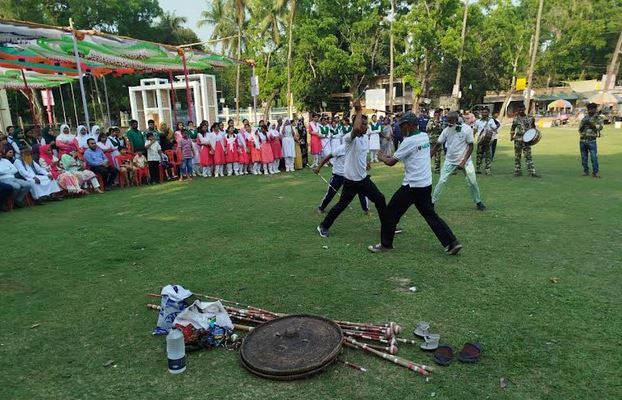 Vibrant 'Lathikhela' held in Narail