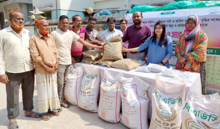 Agricultural incentives distributed among 20,000 farmers in Dinajpur
