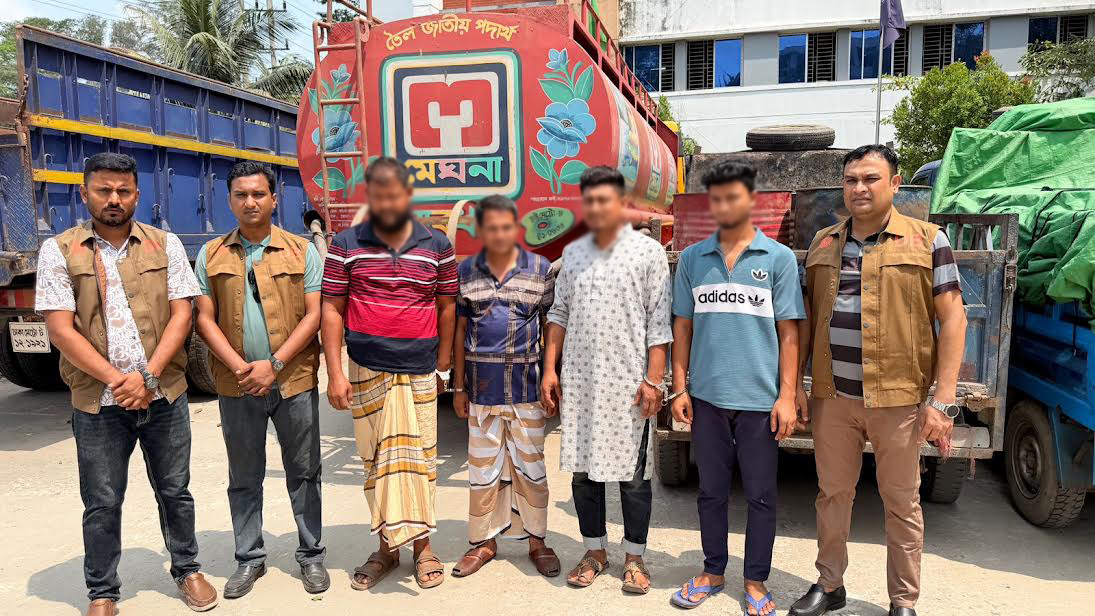 4 arrested with 1,400 litres of hoarded diesel in Noakhali