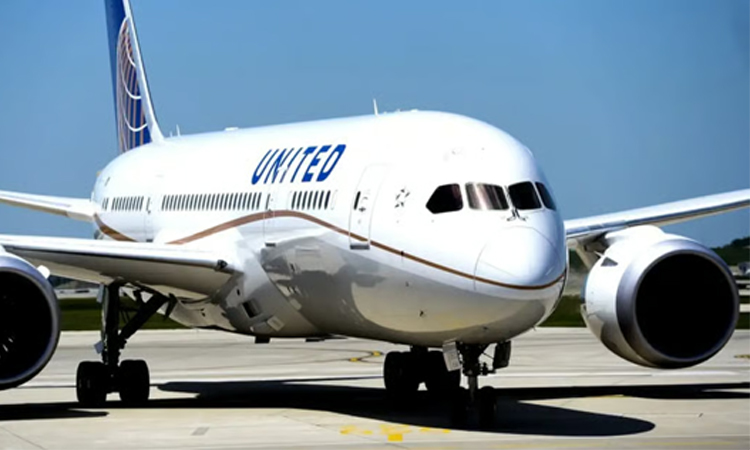 United Airlines lowers profit forecast on jet fuel spike