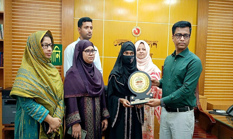 Teen girl honored in Pirojpur for bravery in preventing child marriage