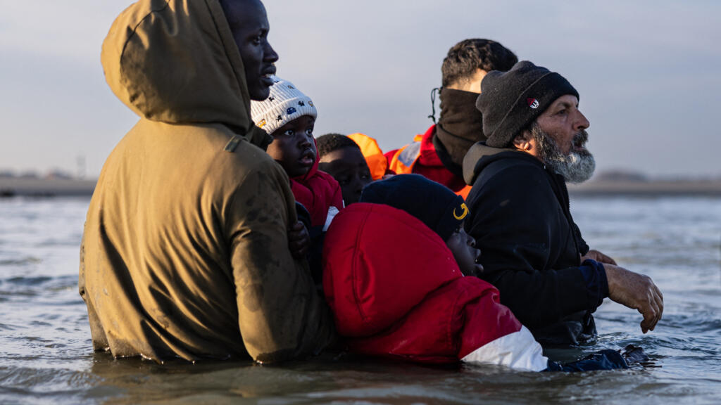UK, France agree three-year deal to stop migrant crossings