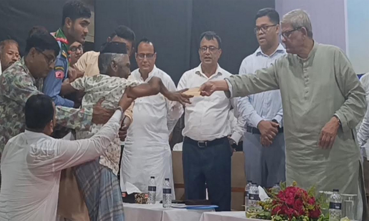 Fakhrul distributes cheques of assistance in Thakurgaon