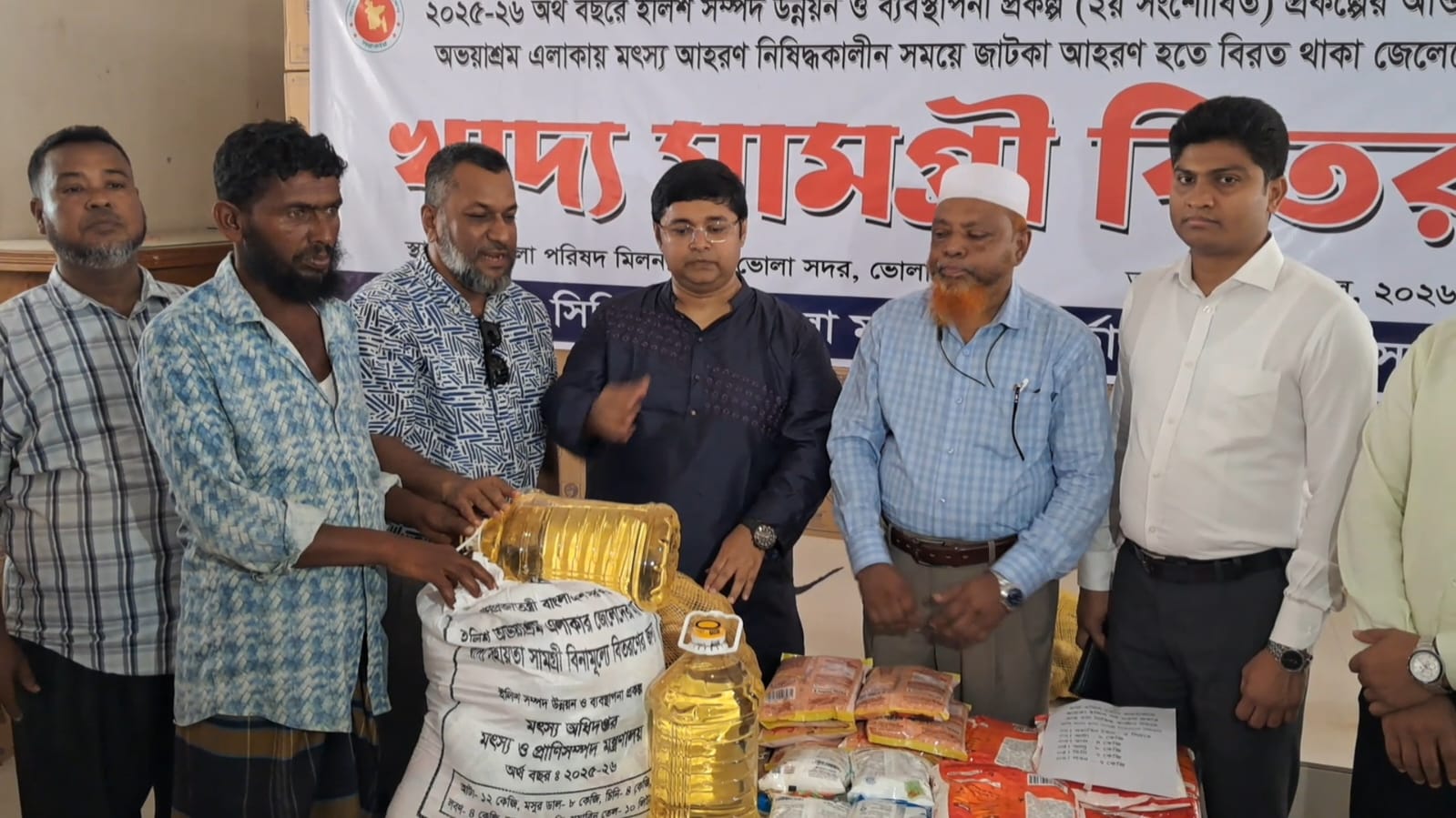 Bhola fishermen welcome govt food assistance during fishing ban