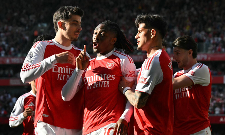 Arsenal back on top of Premier League, Spurs win
