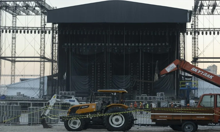 Technician dies installing stage for Shakira concert in Rio