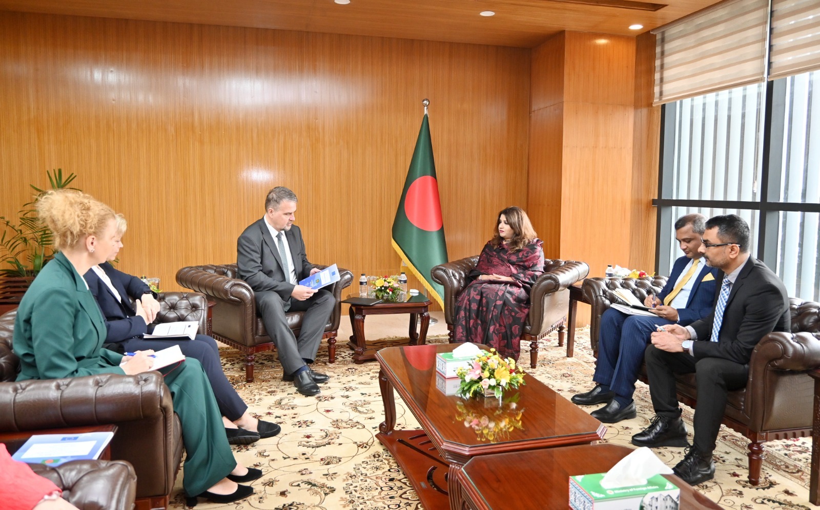 EU chief observer hands over final poll report 