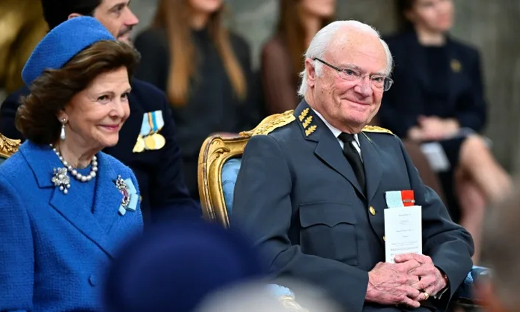 Sweden fetes king's 80th birthday with flypast, banquet