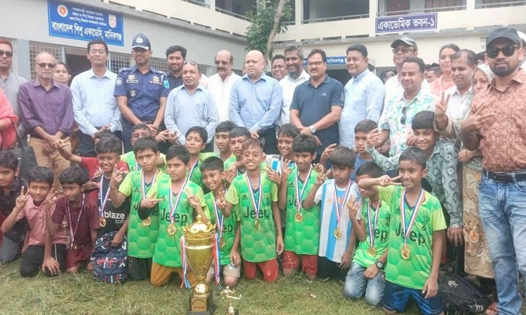 District primary school football final held in Manikganj