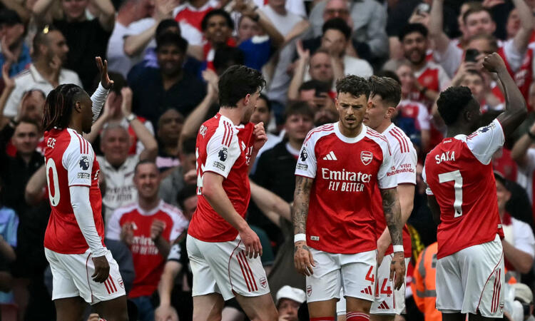 Arsenal hit stride to go six points clear, West Ham loss offers Spurs hope
