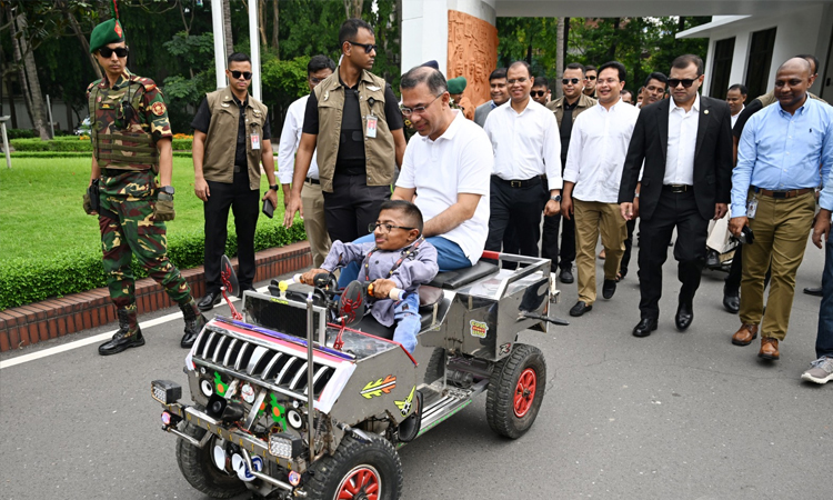 PM rides in college student Wakimul’s 'smart car' to encourage him
