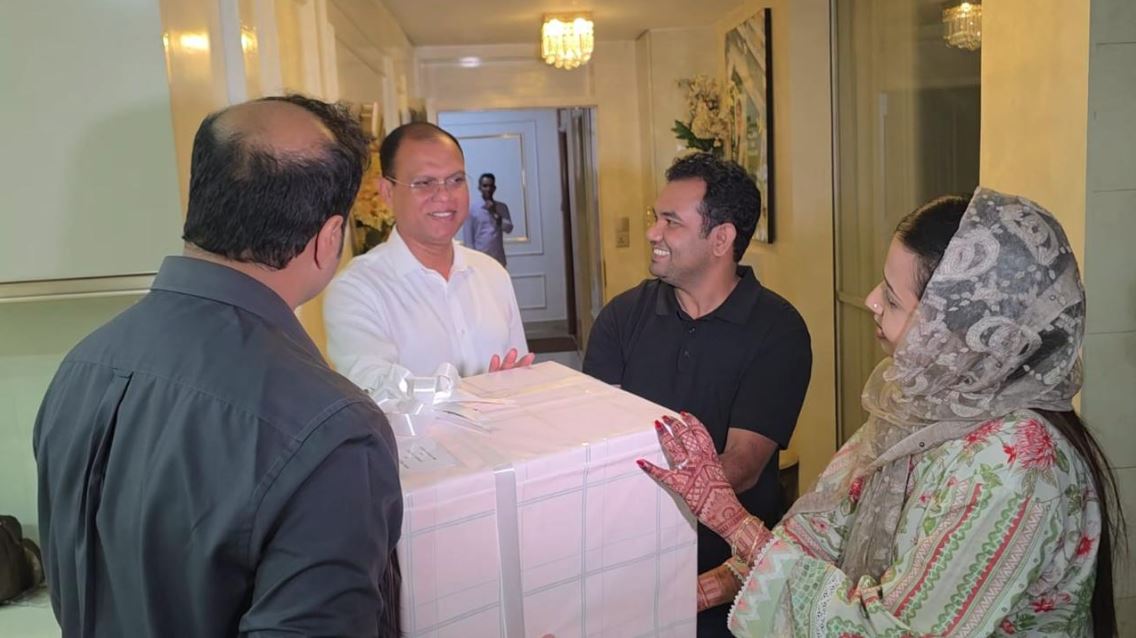 PM sends gifts to newlywed couple after sudden visit to wedding ceremony 