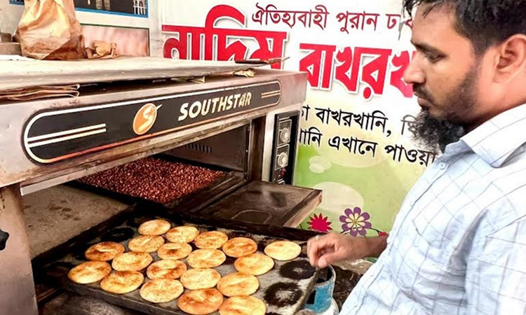 Bakarkhani still reigns as old Dhaka’s timeless delight