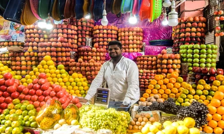 Old Dhaka’s Wiseghat fruit market abuzz with summer arrivals