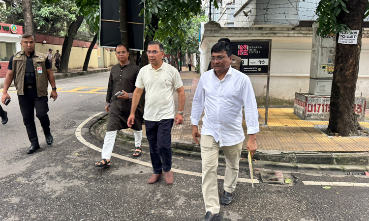 Tarique Rahman walks from his residence to Gulshan political office 
