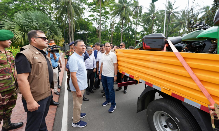 PM visits sports car, electric vehicle exhibition at PMO 