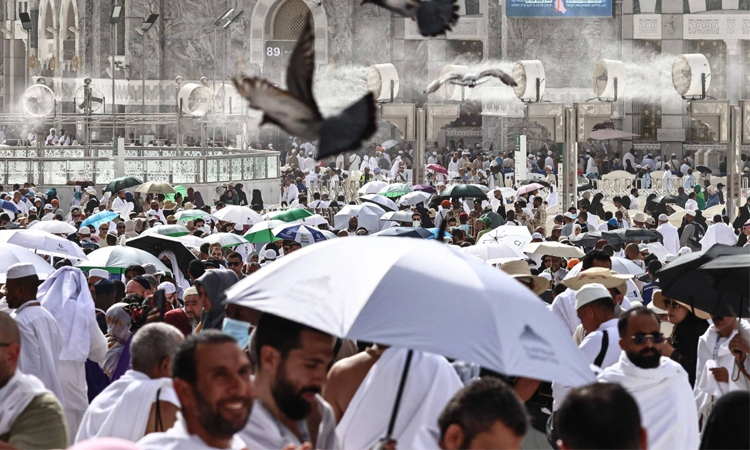With ice cream and giant fans, hajj pilgrims battle searing heat