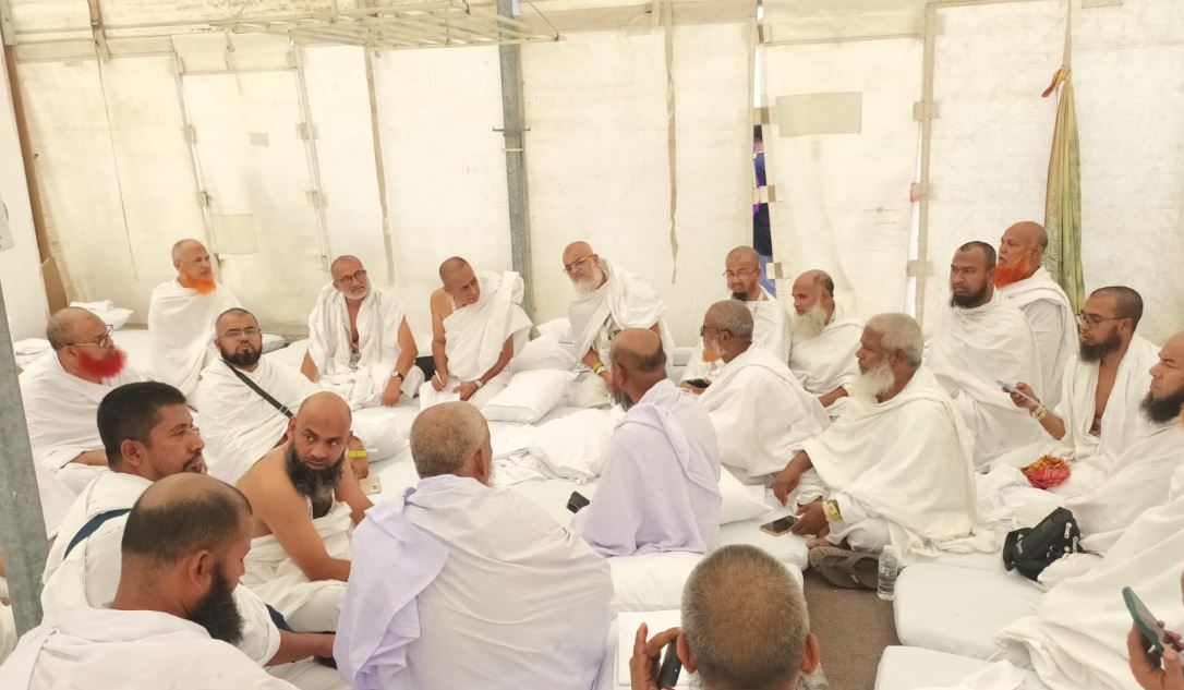 Kaikobad visits tents of Bangladeshi pilgrims in Mecca